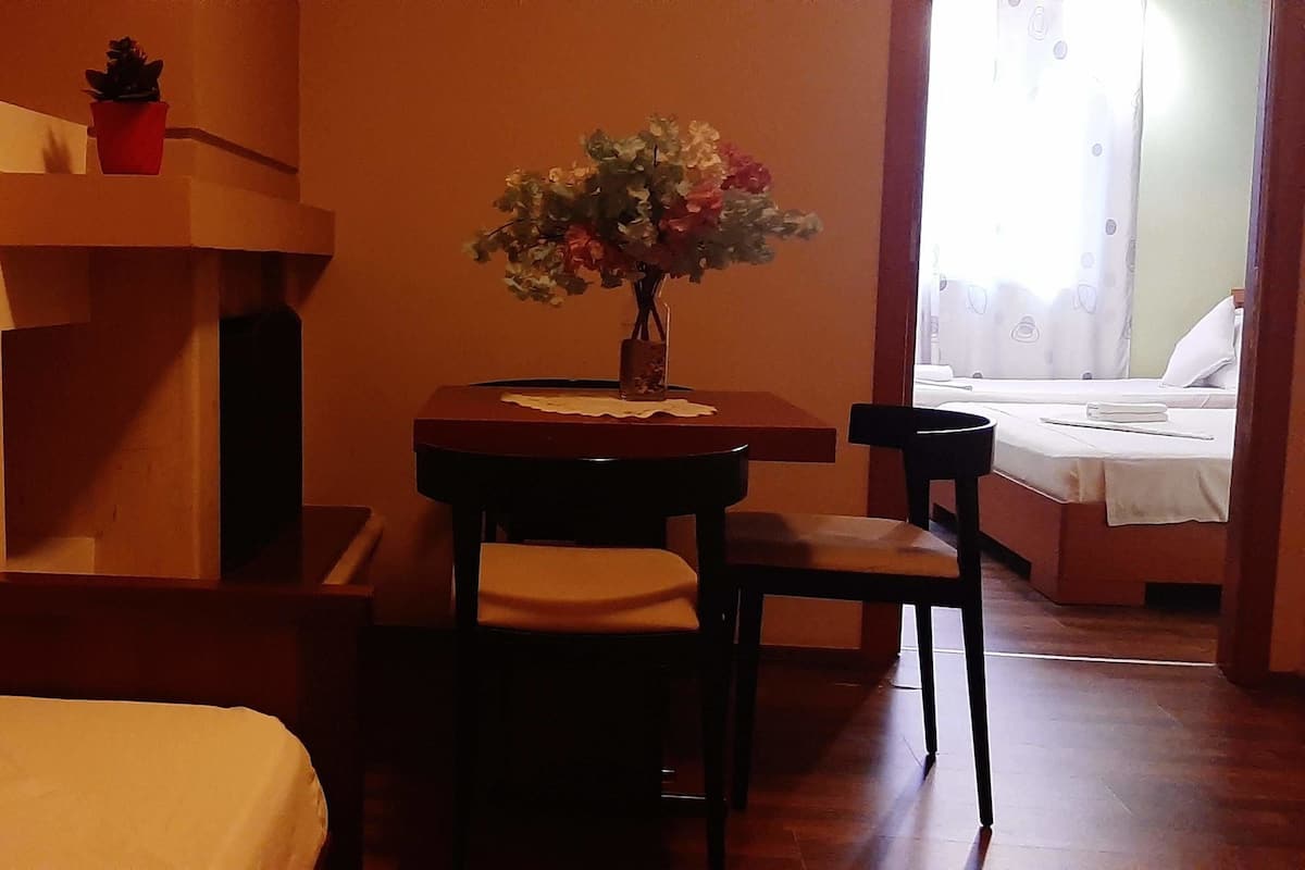 Familienzimmer | Minibar, Zimmersafe, Schreibtisch, Verdunkelungsvorhänge