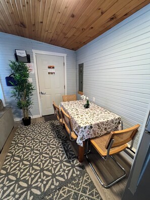 Dining - BEACHFRONT COTTAGE IN WASAGA BEACH - SANDPIPER BEACH RESORT - COTTAGE # 6 (Wasaga Beach)