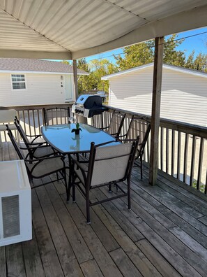 Outdoor dining - BEACHFRONT COTTAGE IN WASAGA BEACH - SANDPIPER BEACH RESORT - COTTAGE # 6 (Wasaga Beach)