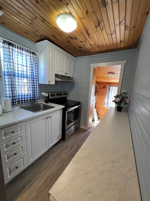 Fridge, microwave, oven, stovetop - BEACHFRONT COTTAGE IN WASAGA BEACH - SANDPIPER BEACH RESORT - COTTAGE # 6 (Wasaga Beach)