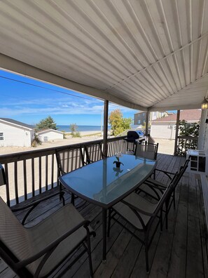 Outdoor dining - BEACHFRONT COTTAGE IN WASAGA BEACH - SANDPIPER BEACH RESORT - COTTAGE # 6 (Wasaga Beach)