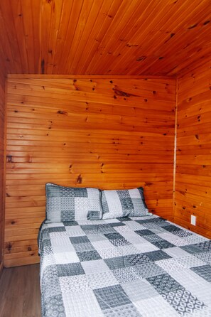 3 bedrooms, free WiFi - BEACHFRONT COTTAGE IN WASAGA BEACH - SANDPIPER BEACH RESORT - COTTAGE # 6 (Wasaga Beach)