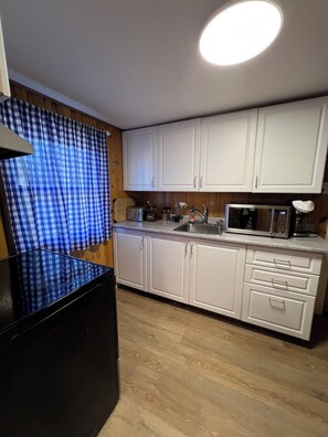 Fridge, microwave, oven, stovetop - BEACHFRONT COTTAGE IN WASAGA BEACH - SANDPIPER BEACH RESORT - COTTAGE UNIT # 12 (Wasaga Beach)