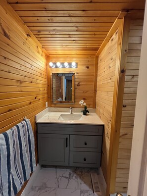 Combined shower/tub - BEACHFRONT COTTAGE IN WASAGA BEACH - SANDPIPER BEACH RESORT - COTTAGE UNIT # 12 (Wasaga Beach)