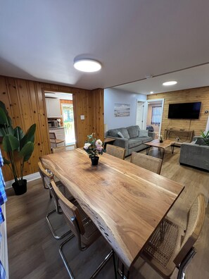 Dining - BEACHFRONT COTTAGE IN WASAGA BEACH - SANDPIPER BEACH RESORT - COTTAGE UNIT # 12 (Wasaga Beach)