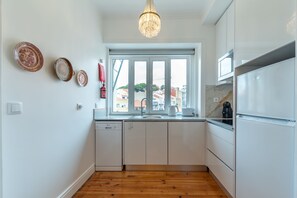 Fridge, microwave, oven, stovetop - Style and Comfort in Lisbon center - new to Vrbo (Lisboa)