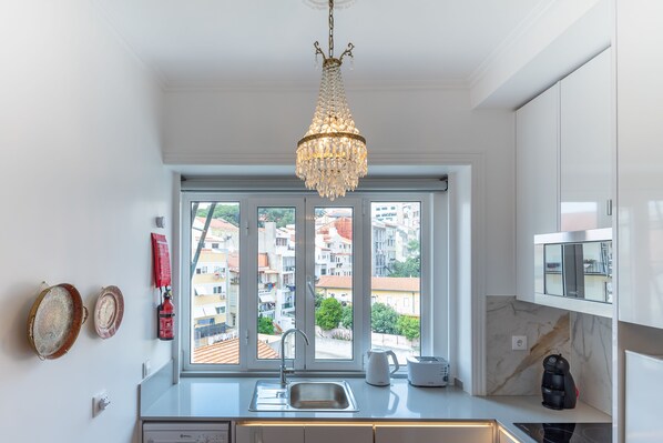 Fridge, microwave, oven, stovetop - Style and Comfort in Lisbon center - new to Vrbo (Lisboa)