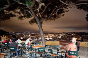 Outdoor dining - Style and Comfort in Lisbon center - new to Vrbo (Lisboa)