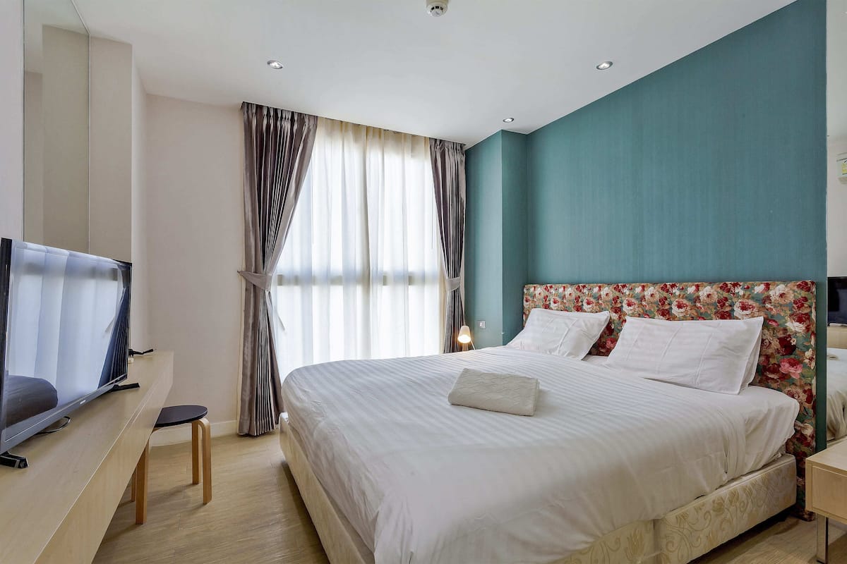 1 bedroom, premium bedding, in-room safe, desk