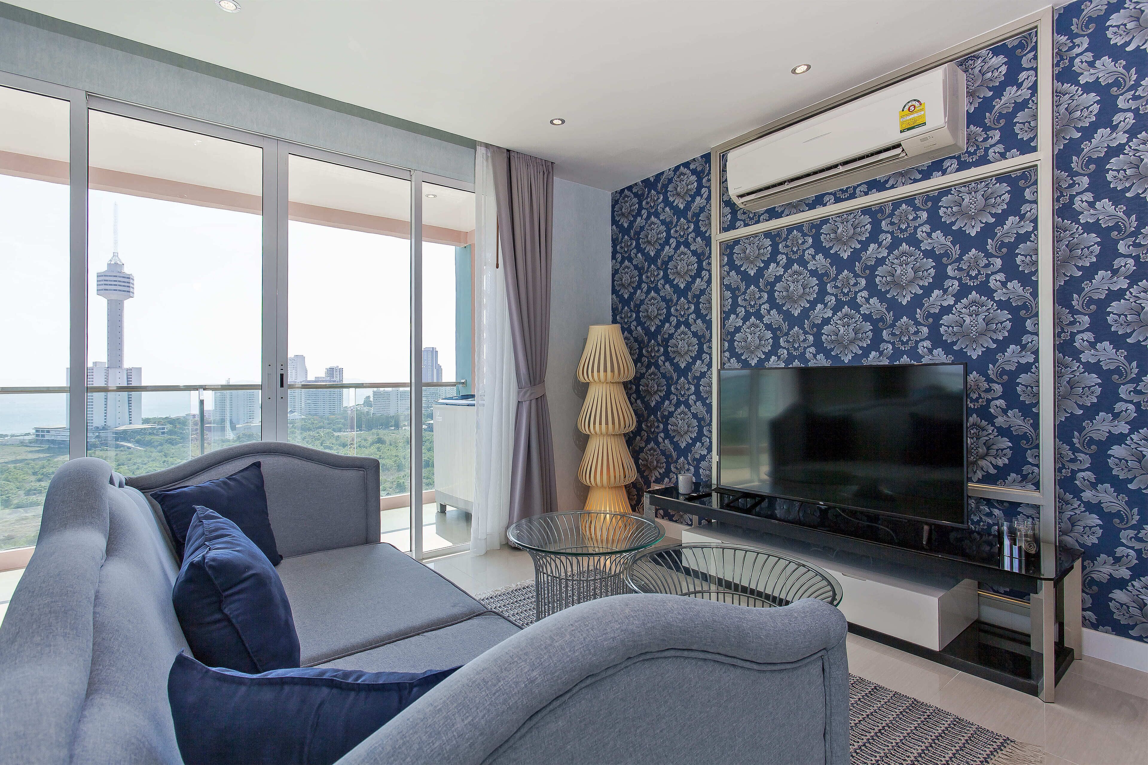Presidentieel appartement, 2 slaapkamers, uitzicht op zee | Woonruimte | Een 45-inch smart-tv met kabelzenders, televisie en speelgoed