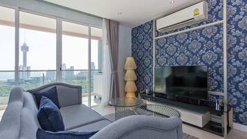 Presidentieel appartement, 2 slaapkamers, uitzicht op zee | Woonruimte | Een 45-inch smart-tv met kabelzenders, televisie en speelgoed