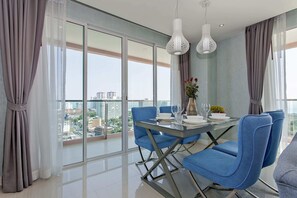Departamento presidencial, 2 habitaciones, vista al mar | Área de sala de estar | Smart TV de 45 pulgadas con canales por cable, televisión y juguetes 