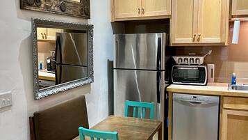 Grand réfrigérateur, micro-ondes, four, plaque de cuisson