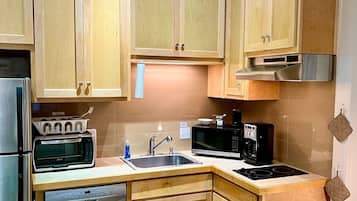 Grand réfrigérateur, micro-ondes, four, plaque de cuisson