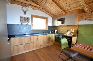 Kylskåp, ugn, spishäll och diskmaskin