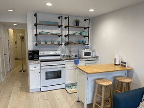 ثلاجة، ميكروويف، فرن، موقد طهي مسطح