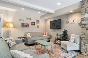 Una televisión, una chimenea, un reproductor de DVD