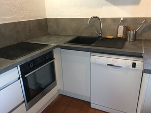 Mikrowelle, Ofen, Wasserkocher mit Kaffee-/Teezubehör, Wasserkocher