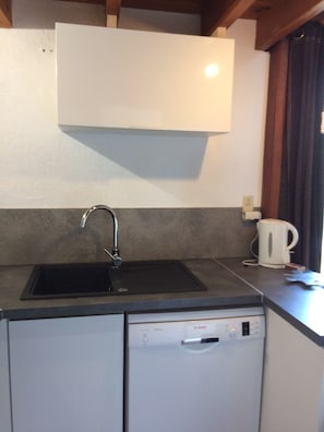 Een microgolfoven, een oven, een koffiezetapparaat/waterkoker