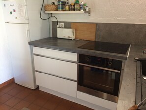 Mikrowelle, Ofen, Wasserkocher mit Kaffee-/Teezubehör, Wasserkocher