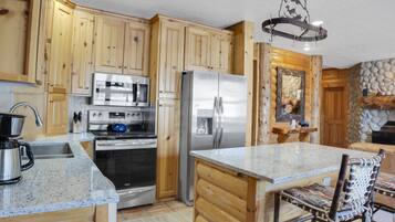 Fridge, microwave, stovetop, dishwasher