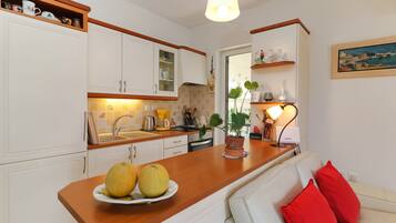 Fridge, oven, stovetop, coffee/tea maker