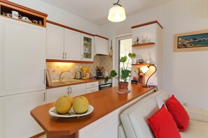 Fridge, oven, stovetop, coffee/tea maker