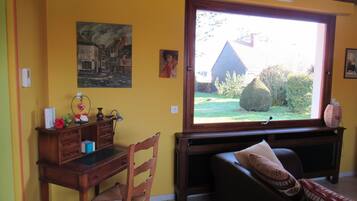 Televisor, reproductor de DVD, llibres i videoteca