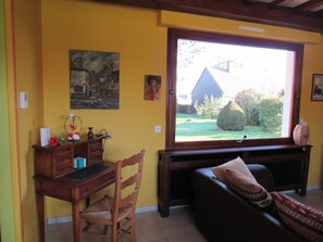 Una televisión, un reproductor de DVD, libros, una videoteca