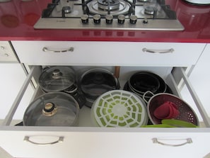 Kylskåp, mikrovågsugn, ugn och spishäll