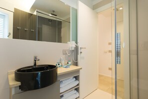 Comfort Double Room | Bathroom | Shower, free toiletries, hair dryer, slippers - Scissure Sea Suite (Gaeta)