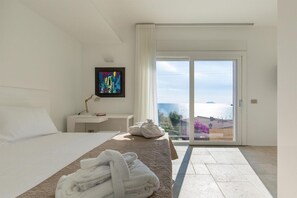 Premium bedding, in-room safe, individually furnished, desk