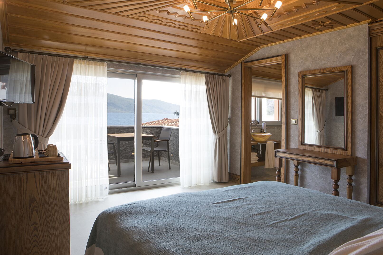 deluxe double room | minibar, in-room safe, soundproofing, free wifi