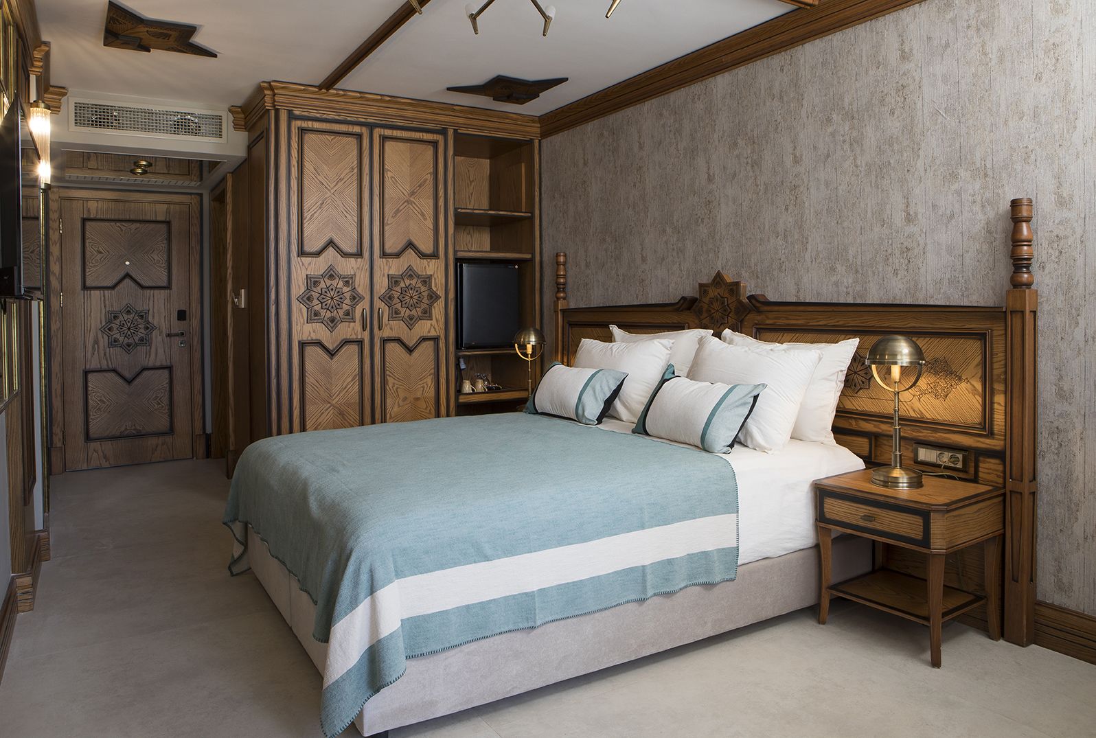 standard double or twin room | minibar, in-room safe, soundproofing, free wifi