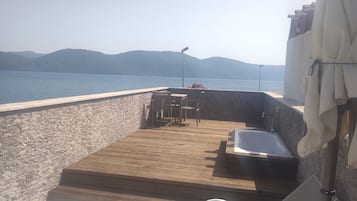 Deluxe Triple Room, Jetted Tub | Minibar, in-room safe, soundproofing, free WiFi