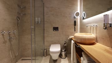Douche, douche à « effet pluie », articles de toilette écologiques
