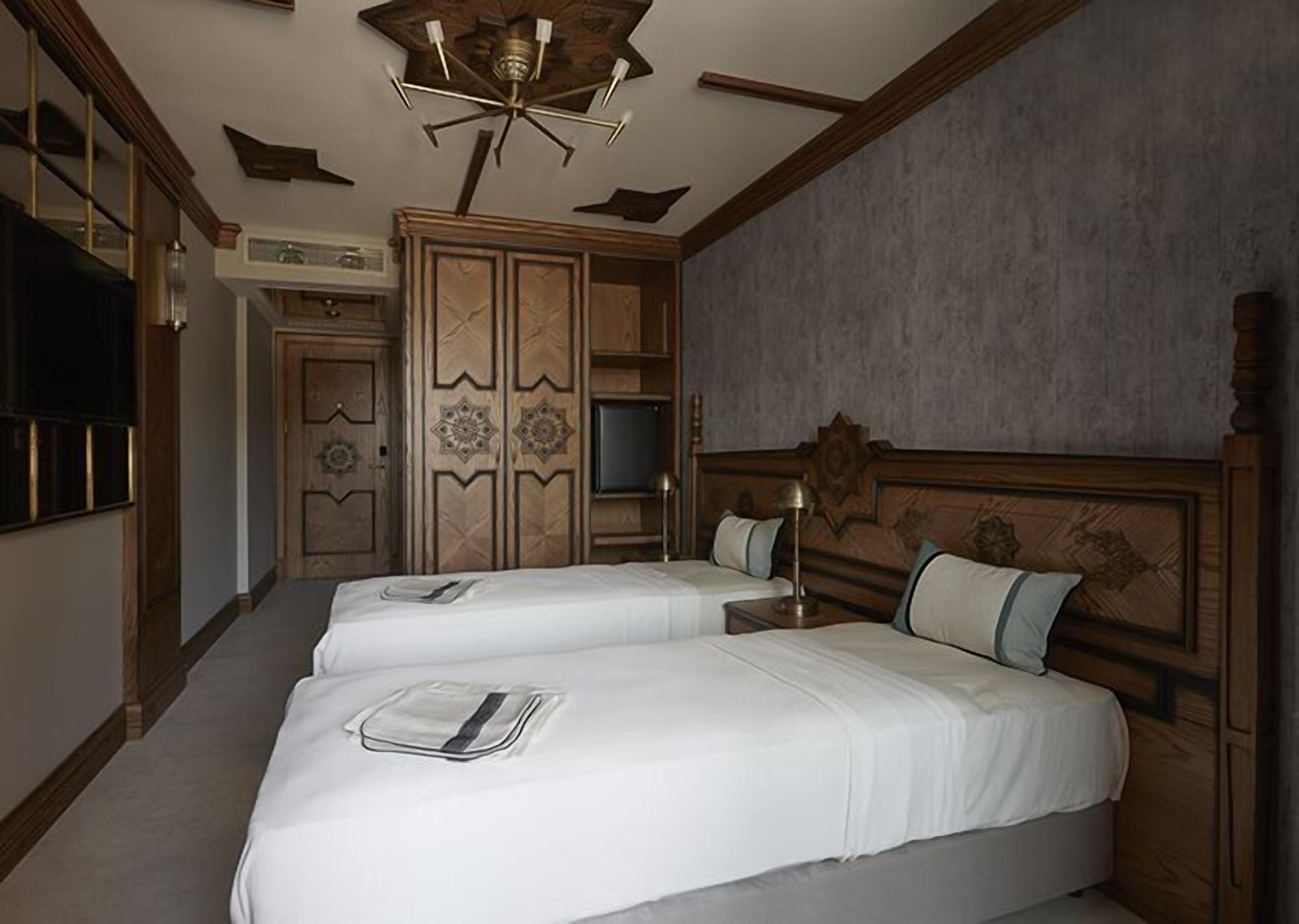 standard double or twin room | minibar, in-room safe, soundproofing, free wifi