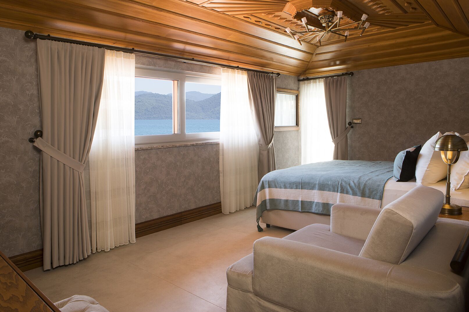 deluxe triple room, jetted tub | minibar, in-room safe, soundproofing, free wifi