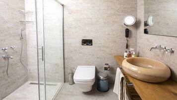 Quarto casal ou duplo standard | Banheiro | Chuveiro, chuveiro com efeito de chuva