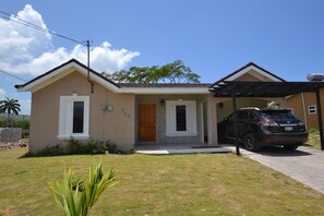 Property entrance - Treasure Manor (Ocho Rios)
