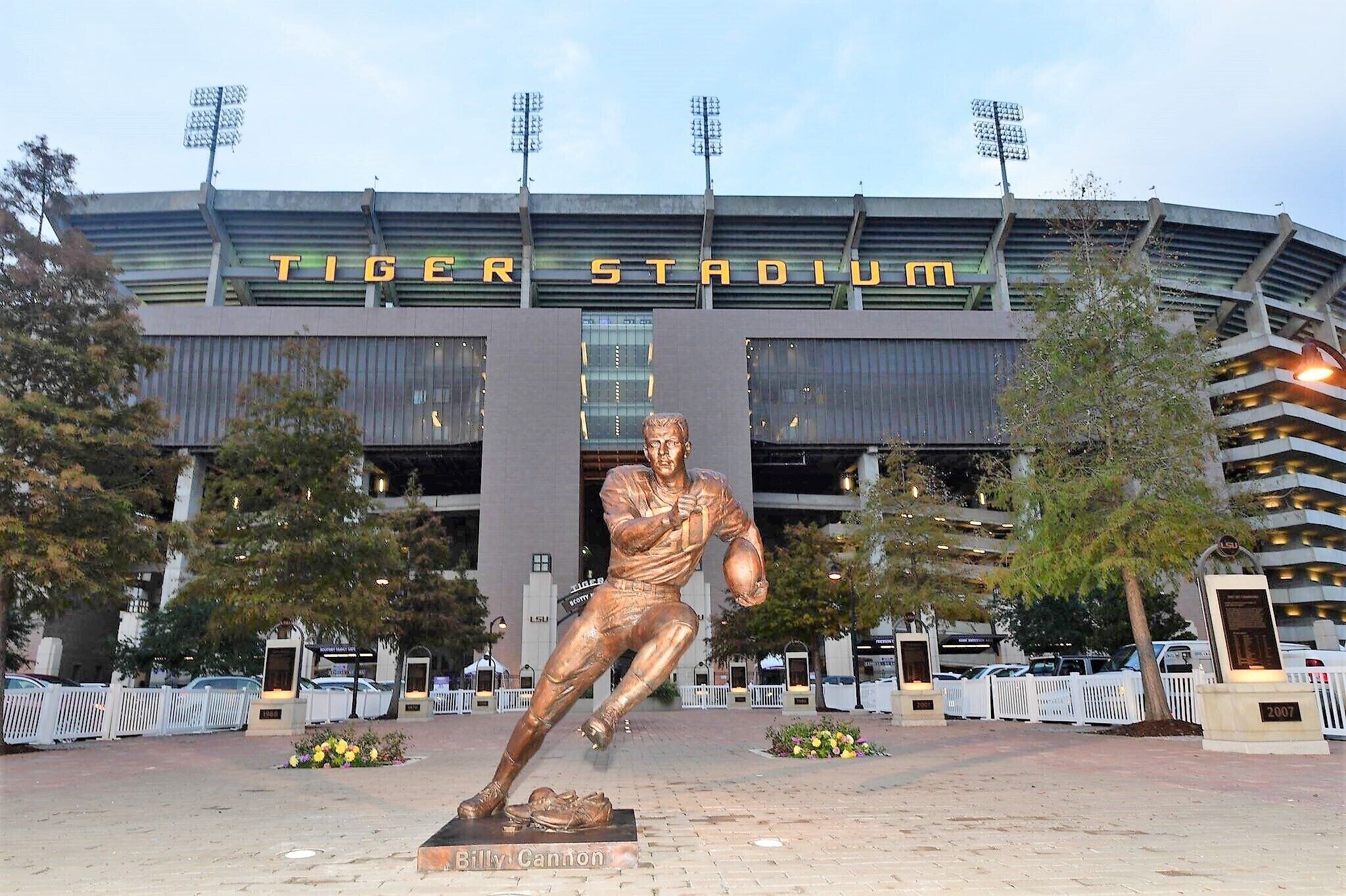 5 minutes to LSU and Tiger Stadium. 2 blocks to gameday shuttle pick up/drop off