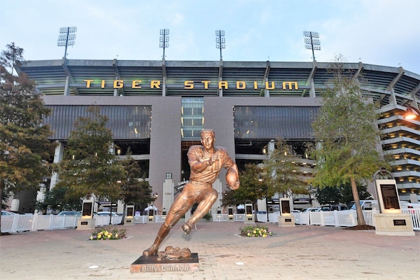 5 minutes to LSU and Tiger Stadium. 2 blocks to gameday shuttle pick up/drop off