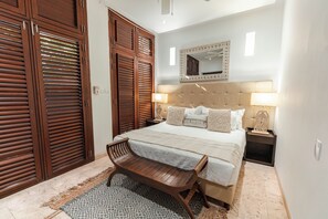 3 bedrooms, in-room safe, iron/ironing board, travel cot - STUNNING VILLA w/Private Terrace & Splash Pool in the Old Town (Cartagena)