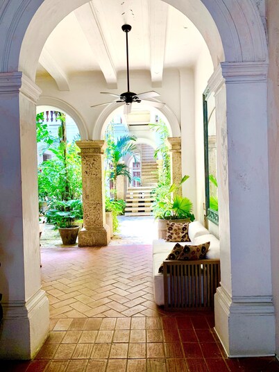 STUNNING VILLA w/Private Terrace & Splash Pool in the Old Town