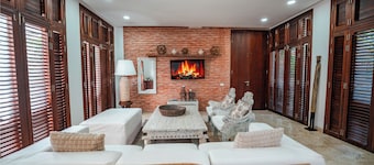 STUNNING VILLA w/Private Terrace & Splash Pool in the Old Town