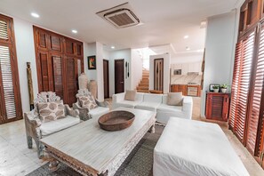 Smart TV - STUNNING VILLA w/Private Terrace & Splash Pool in the Old Town (Cartagena)