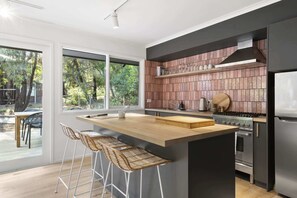 Een koelkast, een microgolfoven, een oven, een kookplaat