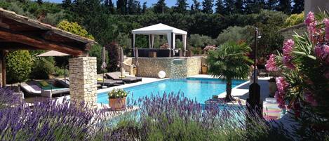 Alberca al aire libre y alberca climatizada