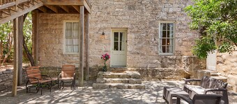 Itz Inn Back Courtyard Suite | Sleeps 2 | Next to Hondo's On Main Street