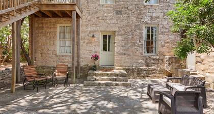 Ehdottomasti viehättävä Itz Inn Back Courtyard -sviitti, vuodepaikkoja 4, pääkadulla!